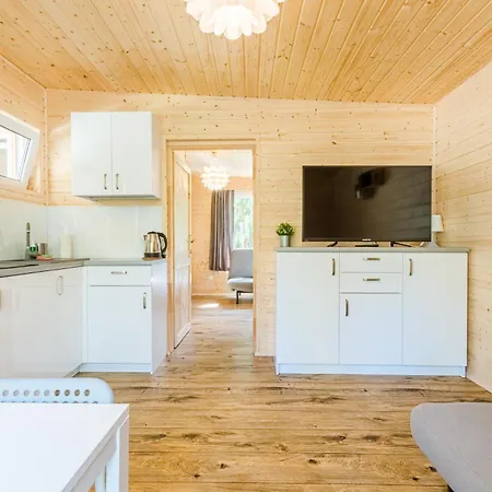 Bursztynowo Osrodek Wczasowy بيت خشبي